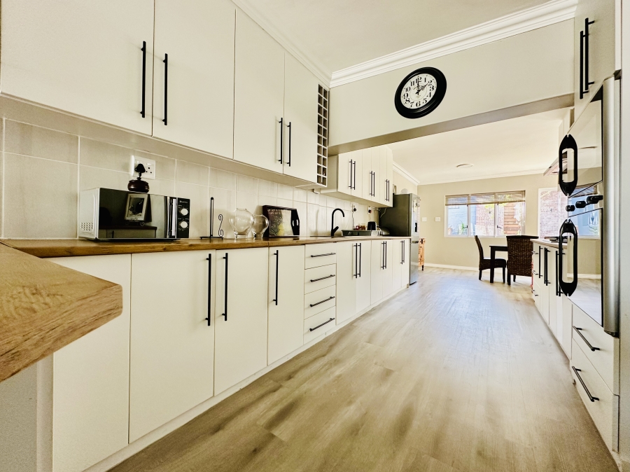 5 Bedroom Property for Sale in Onrus Western Cape